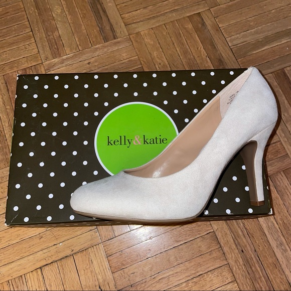 NWB Kelly & Katie Suede Beige/Taupe pumps 8.5W - Picture 2 of 4